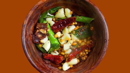 Bowl mit Gemüse von oben auf Tisch