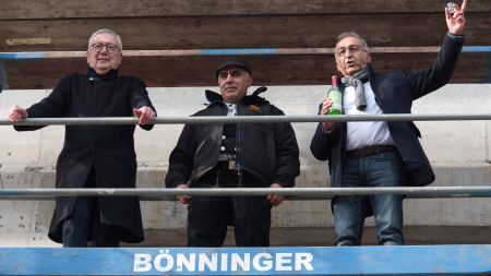 Architekt Metin Kinay, Polier Hasan Altunbey und Geschäftsführer Kenan Küçük auf dem Gerüst des Rohbaus 
