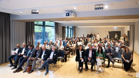 Volle Reihen in Veranstaltungssaal