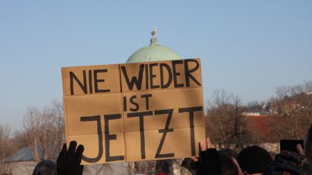 Demoschild mit der Aufschrift "Nie wieder ist jetzt!"