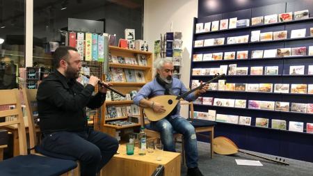 Zwei Musiker spielen Flöte und Baglama