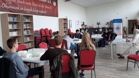Junge Menschen in den Räumen der Alevitischen Gemeinde Junge Menschen in den Räumen der Alevitischen Gemeinde