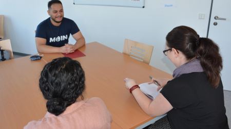 Tarek Nazem im Beratungszimmer von Andrea Dahm