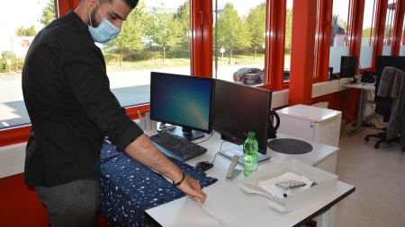 Mhamed Hadad an seinem Schreibtisch in der KiK-Zentrale Mhamed Hadad an seinem Schreibtisch in der KiK-Zentrale
