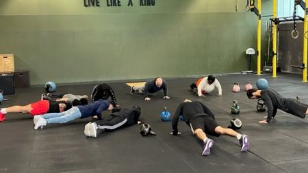 Jugendliche machen Liegestütze in Trainingshalle Jugendliche machen Liegestütze in Trainingshalle