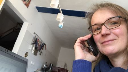 Frau telefoniert mit dem Handy