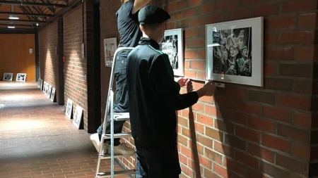 Zwei Menschen bauen Ausstellung auf