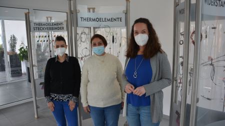 Kadrieye Brimo (Mitte) mit ihrer Jobcoach Meryem Öztop (links) und ihrer Anleiterin Silke Dobslaff (rechts) bei Thermo Sensor 