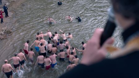 Gott existiert, ihr Name ist Petrunya Viele Männer im Fluss