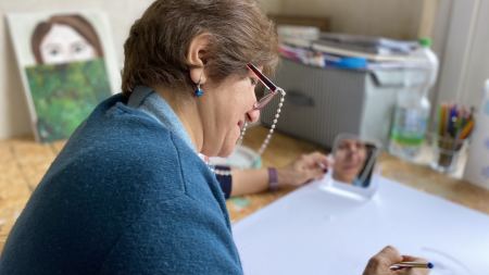 Kunstworkshop Frauenwoche Hamm Frau zeichnet Selbstportrait