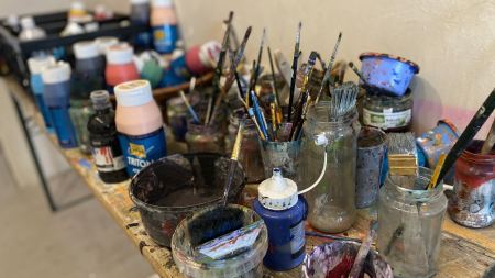 Kunstworkshop Frauenwoche Hamm Diverse Farben und Pinsel im Atelier