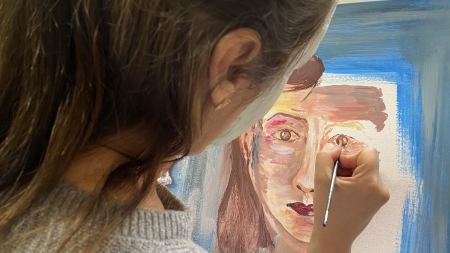 Kunstworkshop Frauenwoche Hamm Frau zeichnet Selbstportrait