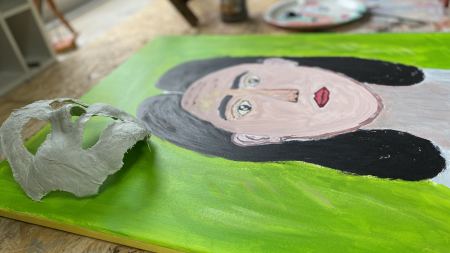 Kunstworkshop Frauenwoche Hamm Frauenportrait auf grüner Leinwand mit Gipsmaske