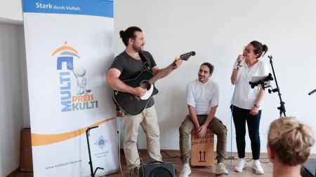 3 Musiker der Band "Aroma" bei der Verleihung des Multi-Kulti-Preises 2017 vor Banner