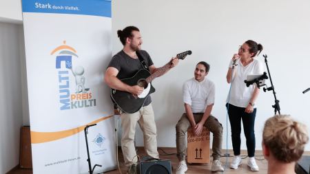 Band Aroma 3 Musiker der Band "Aroma" bei der Verleihung des Multi-Kulti-Preises 2017 vor Banner