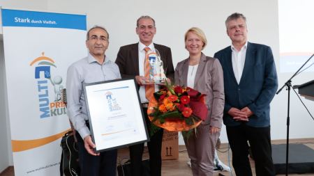 Preisträger des Multi-Kulti-Preises 2017, Verani Kartum vom SC Aleviten Paderborn e.V. mit Kenan Küçük, Christian Höppner und Sylvia Jörrissen, mit Urkund, Pokal und Blumen