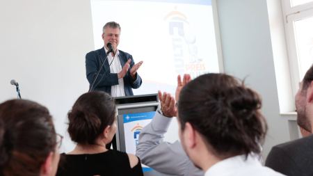 Christian Höppner klatscht Prof. Christian Höppner bei Laudatio zum Multi-Kulti-Preis 2017