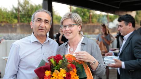 Gerburgis Sommer mit Kenan Küçük und Blumenstrauß