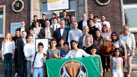 Preisträger des Multi-Kulti-Preises 2017: SC Aleviten Paderborn e.V. mit Vereinsflagge vor der Geschäftsstelle in der Hafenstraße in Hamm