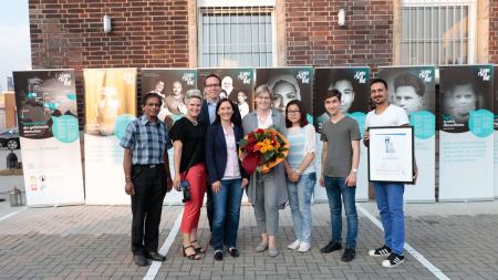 Gerburgis Sommers vor ihrer Ausstellung Sonderpreisträgerin des Multi-Kulti-Preises 2017, Gerburgis Sommer, mit Mitstreiter*innen vor ihrer Ausstellung "Gesicht einer Flucht"