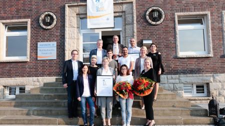 Sonderpreisträger 2018: Gerburgis Sommer Sonderpreisträger des Multi-Kulti-Preises 2017: Gerburgis Sommer, vor dem Multikulturellen Forum in Hamm mit Sylvia Jörrißen und Christian Höppner