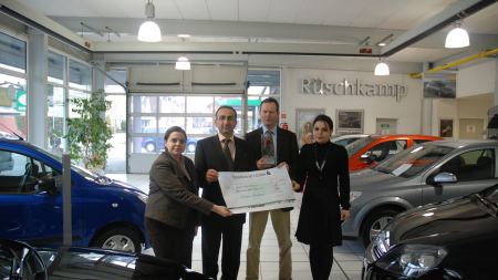 Scheckübergabe für den Gewinner des Multi-Kulti-Preises 2010 im Autohaus Rüschkamp in Lünen