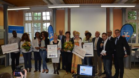 Preisträger des Multi-Kulti-Preises 2013: African Tide Union e.V. sowie Sonderpreisträger Melodie 2004 Hamm e.V. mit Urkunden und Pokal