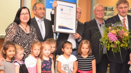 Sonderpreisträger 2014: Kita Schachtweg Sonderpreisträger Multi-Kulti-Preis 2014: Kita Schachtweg bei Urkundenübergabe mit Kenan Küçük und Michael Makiolla