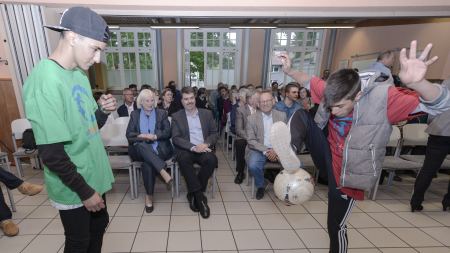 zwei jugendliche Fußballer zwei jugendliche Fußballer zeigen Ballkünste vor Publikum