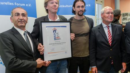 Sonderpreisträger Multi-Kulti_preis 2015: Nordstadtliga buntkicktgut mit Urkunde und Kenan Küçük