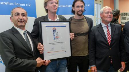 Sonderpreisträger 2015: buntkicktgut Sonderpreisträger Multi-Kulti_preis 2015: Nordstadtliga buntkicktgut mit Urkunde und Kenan Küçük