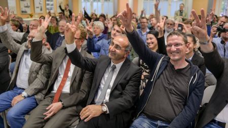 Publikum Publikum zeigt Peace-Zeichen