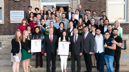 Gruppenfoto vor Hammer Geschäftsstelle alle Preisträger Multi-Kulti-Preis 2016 mit Michael Thews und Kenan Küçük und Mitarbeitenden vor Hammer Geschäftsstelle