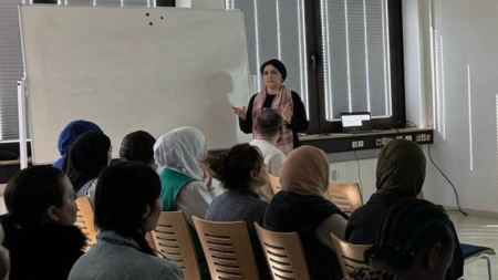 Gesundheitslotsin Mercan Karadag im Gespräch mit dem Publikum Frau steht vor einer Flipchart und spricht mit dem Publikum