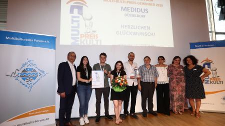 Preisträger des Multi-Kulti-Preises 2019: Medidus - Medizinische Flüchtlingshilfe Düsseldorf, mit Bürgermeister Scheffler und Mitarbeitenden des MkF