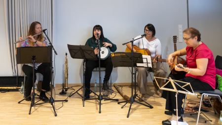 Vier Musikerinnen spielen gemeinsam