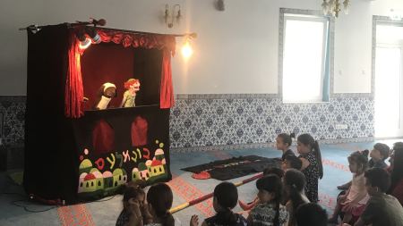 Kinder sehen Puppentheater