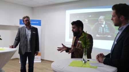 Flüchtlingsberater diskutieren im Anschluss an die Filmvorführung Als Mitdiskutanten fungierten an diesem Abend Miltiadis Zermpoulis vom Bildungswerk Multi-Kulti und Jannik Willers, Flüchtlingsberater beim Multikulturellen Forum in Hamm.