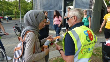 ADFC informiert junge Frau