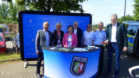 Gruppenfoto mit den Veranstaltern der Ausbildungsmesse am Infostand der Polizei NRW