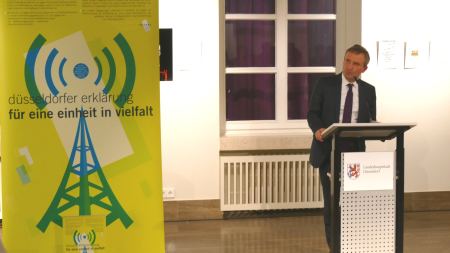 Oberbürgermeister Thomas Geisel nahm die Erklärung im Düsseldorfer Rathaus in Empfang.