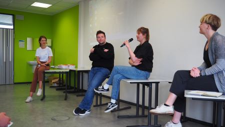 Arkadij Khaet, Merle Teresa Kichhoff, Johanna Lauke und Moderatorin Larina Kleinitz sprechen vor Schülerinnen und Schülern Arkadij Khaet, Merle Teresa Kichhoff, Johanna Lauke und Moderatorin Larina Kleinitz sprechen vor Schülerinnen und Schülern