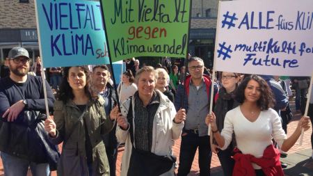 Klimastreik des Multikulturellen Forums Das Team des Multikulturellen Forums beteiligt sich mit Plakaten am Klimastreik