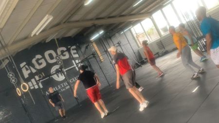 Junge Menschen beim Crossfit Training Junge Menschen beim Crossfit Training