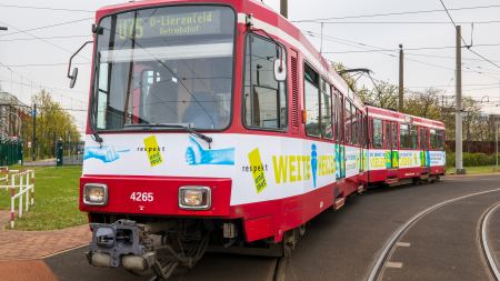 Straßenbahn mit neuer Außengestaltung