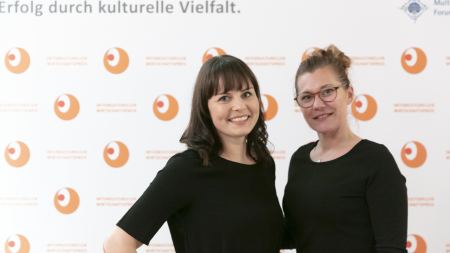 IWP Gäste vor IWP-Wand IWP Gäste vor IWP-Wand
