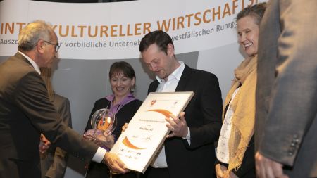 Kenan Küçük überreicht dem Preisträger die Urkunde im Bilderrahmen