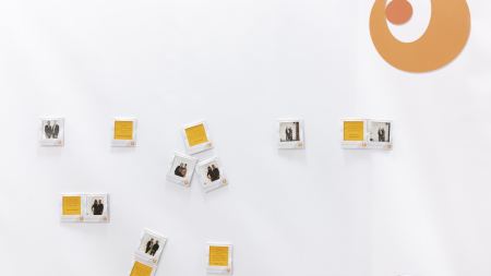 einzelne Passepartouts auf weißer Wand einzelne Passepartouts auf weißer Wand