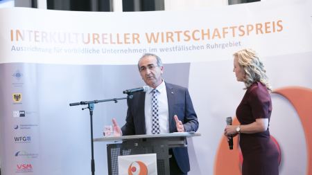 Kenan Küçük und Moderatorin Sabine Ziemke Kenan Küçük und Moderatorin Sabine Ziemke