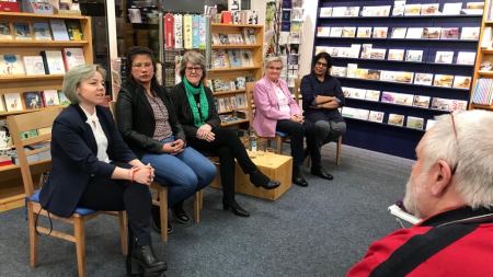 Fünf Frauen auf dem Podium in einer Buchhandlung